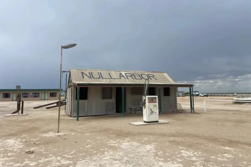 Nullarbor roadhouse and fuel map: The Eyre Highway crossing with roadhouse spacing, fuel stops, rest areas and the quarantine checkpoint marked.